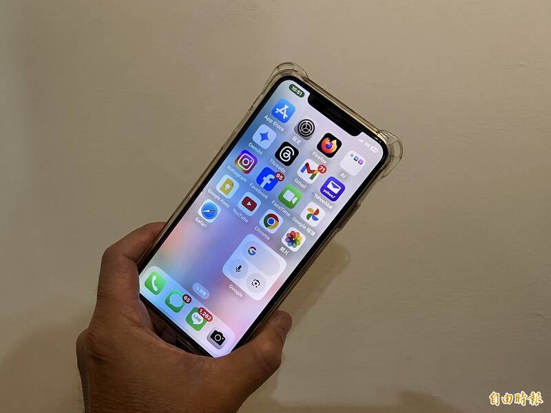 台南一所国立高中的男学生涉在校内拿手机偷拍4位女教师的胸部、裙底隐私部位影片还PO网,台南地院判未成年男学生与其母亲须共赔偿100万元给4位女师。手机示意图。(记者王俊忠摄) 台南一所国立高中的男学生涉在校内拿手机偷拍4位女教师的胸部、裙底隐私部位影片还PO网,台南地院判未成年男学生与其母亲须共赔偿100万元给4位女师。手机示意图。(记者王俊忠摄)