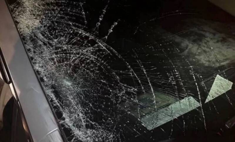 熊姓男子酒後駕車撞上泰國籍彭姓移工，車輛擋風玻璃上留下碰撞痕迹。（警方提供）