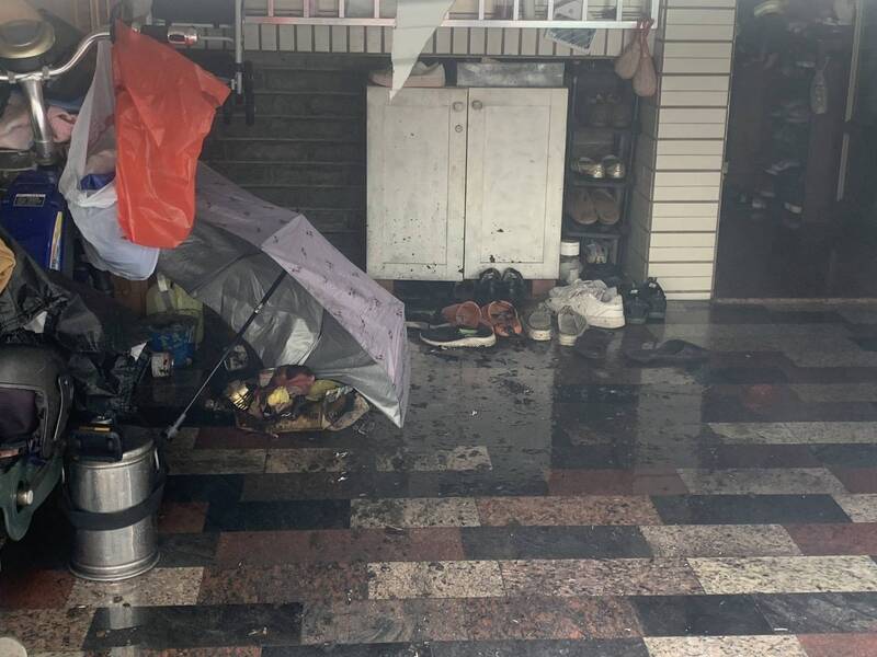 高雄鼓山民宅今早發生火警所幸無人傷亡，疑蚊香引燃雜物。（民眾提供）