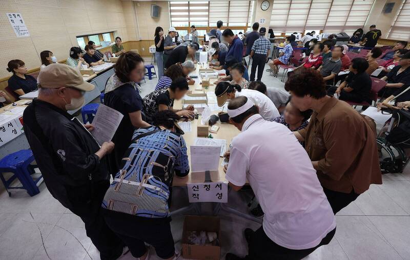 南韩政府21日开始发放消费券。(欧新社) 南韩政府21日开始发放消费券。(欧新社)