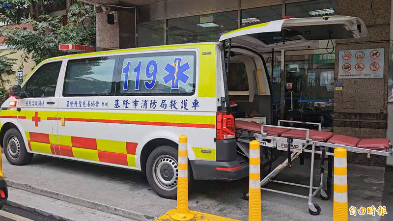 消防队员迅速将遭电击张男送往部立基隆医院抢救。（记者吴升儒摄）