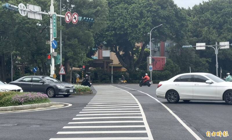 名醫周佳正過馬路被撞身亡，北市府今跨局處前往事發地中正區中山南路、羅斯福路與愛國西路口（見圖）會勘，提出5項改善措施。（記者董冠怡攝）