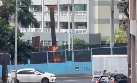 新北淡北道路工程今因不慎挖破瓦斯管线，致施工现场起火燃烧。（撷取自议员郑宇恩脸书）