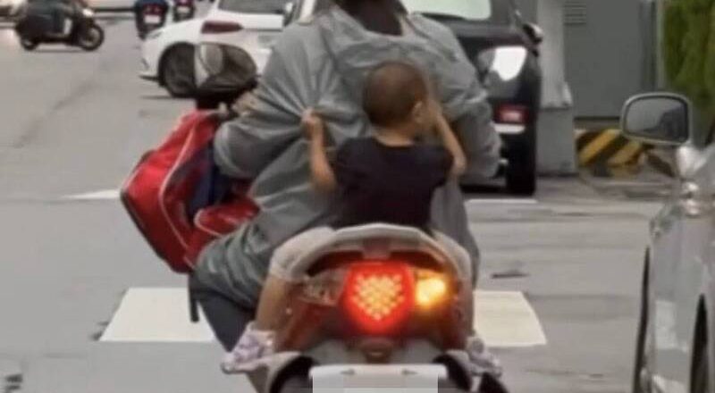 抓紧妈妈别掉下去！ 男童未戴安全帽抓雨衣 机车后座惊险一幕曝光