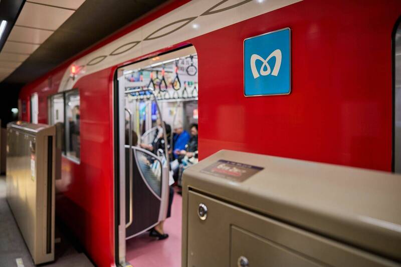 日本性骚扰案件大多发生在地铁等公共运输工具上,但大多数受害者倾向隐忍。图为东京地下铁丸之内线。(彭博) 日本性骚扰案件大多发生在地铁等公共运输工具上,但大多数受害者倾向隐忍。图为东京地下铁丸之内线。(彭博)