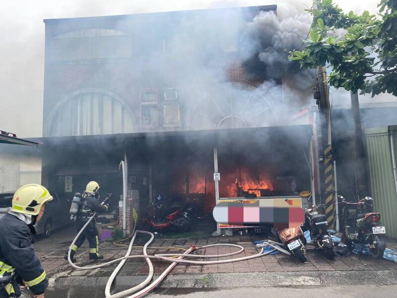 苏澳镇苏滨路透天厝大火,造成印尼移工与怀孕妻罹难,起火点疑在1楼停业快炒店。(图由宜县消防局提供) 苏澳镇苏滨路透天厝大火,造成印尼移工与怀孕妻罹难,起火点疑在1楼停业快炒店。(图由宜县消防局提供)