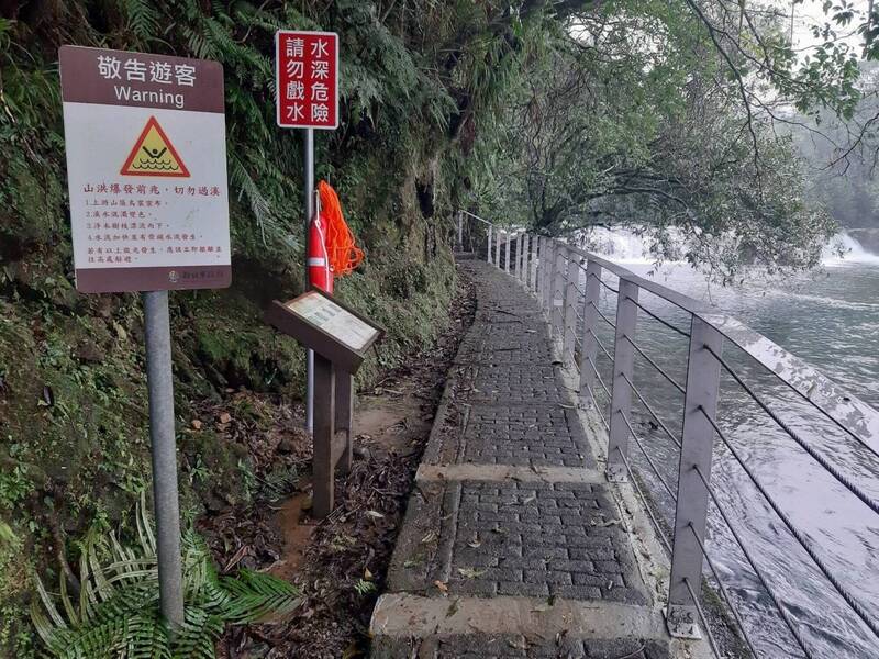 高院審理新北市虎豹潭暴漲釀6死案，認定新北市府有管理疏失，今判決除一審賠償的265萬多元，還須加碼賠償351萬多元，總計應國賠616萬多元。圖為雙溪區公所在虎豹潭事件後，增設警告標示。（雙溪區公所提供）
