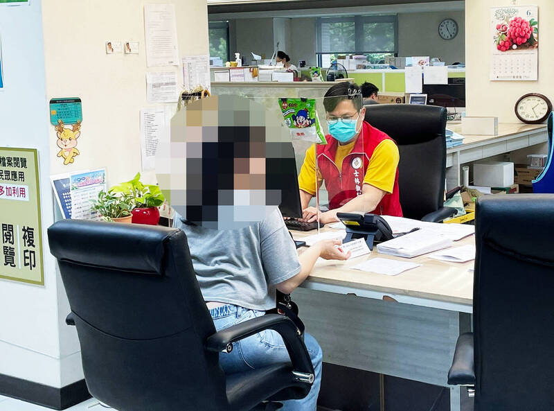 何女在士林分署缴清全数罚锾。（士林分署提供）