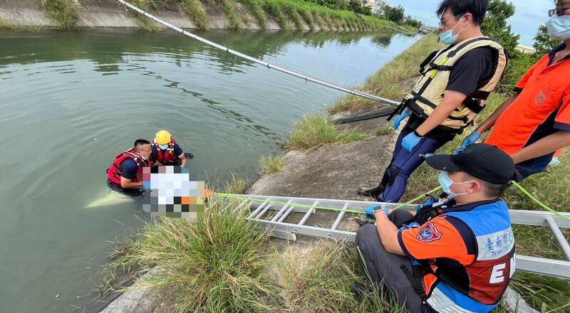 8旬妇疑骑机车落水 打捞上岸已不治