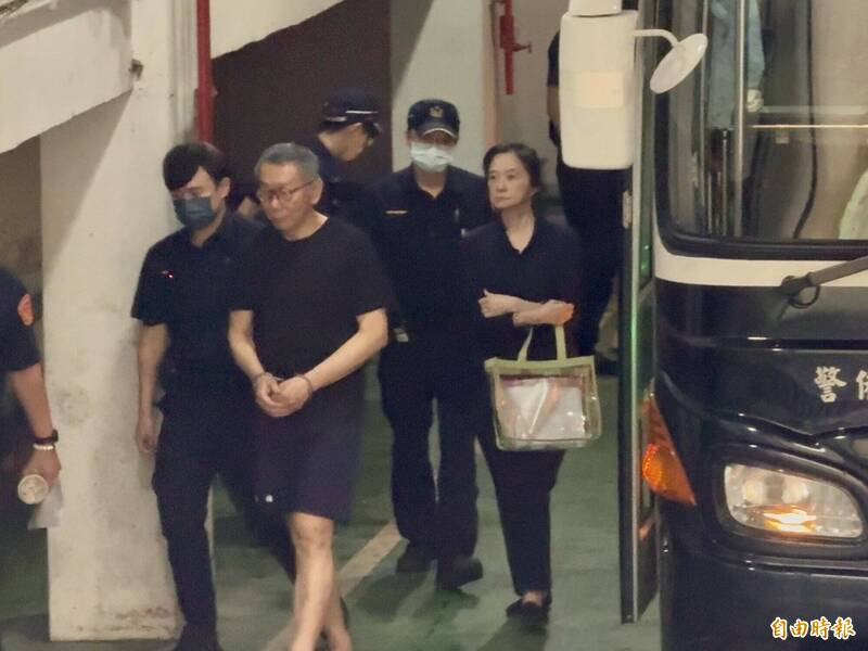 柯文哲（左二）、应晓薇（右一）今下囚车抵达台北地院开庭。（记者张文川摄）