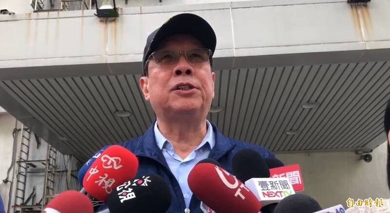 國光客運總經理任季男探視傷者及慰問死者家屬，據傷者據出，國光客運有閃砂石車。（記者盧賢秀攝）