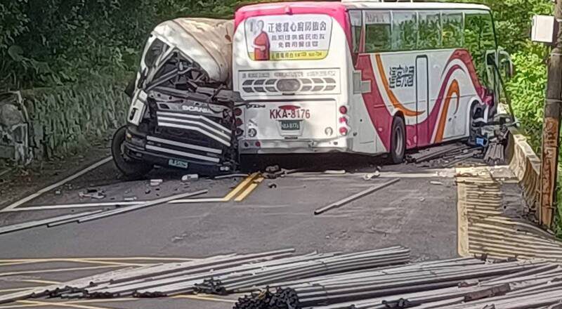 疑因超载酿祸? 新北万里砂石车满载钢条失控撞上国光客运酿1死14伤