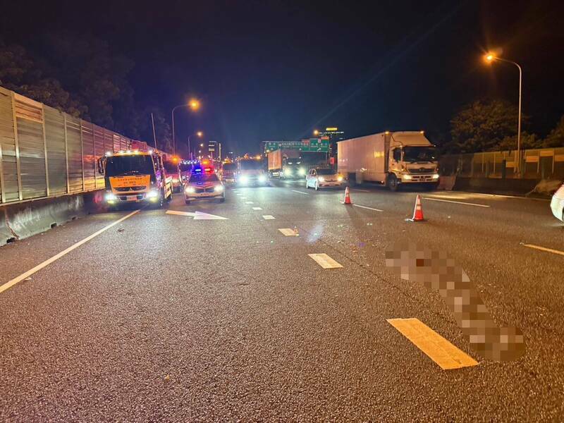 任職台中監理所的張男,行車時突然摔出車外,短短7秒被8輛車輾過。(記者洪美秀翻攝) 任職台中監理所的張男,行車時突然摔出車外,短短7秒被8輛車輾過。(記者洪美秀翻攝)