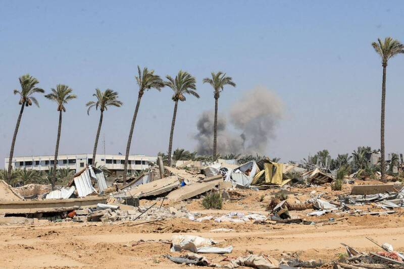 以色列21日对加萨中部展开攻击，现场烟雾弥漫。（路透）