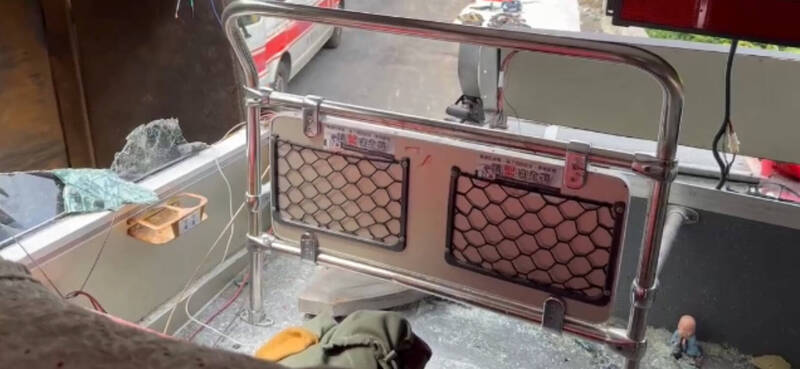 游男的座位前方玻璃全碎,客运车体毁损严重,地板留有多处血迹。(记者林嘉东翻摄) 游男的座位前方玻璃全碎,客运车体毁损严重,地板留有多处血迹。(记者林嘉东翻摄)