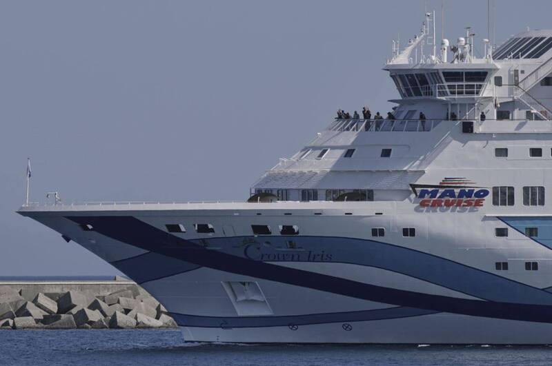 以色列郵輪「皇冠鳶尾花號」遭拒絕上希臘希羅斯島，資料照。（美聯社）