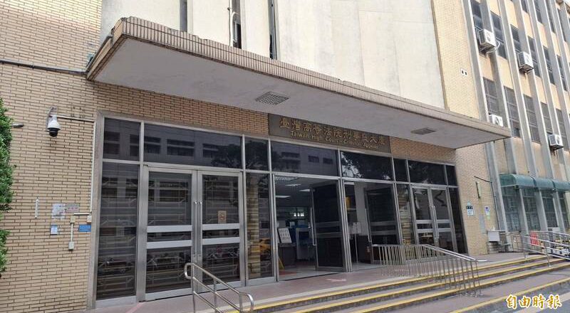 退警到派出所拍摄女警被控袭胸 高院因「一理由」判无罪确定