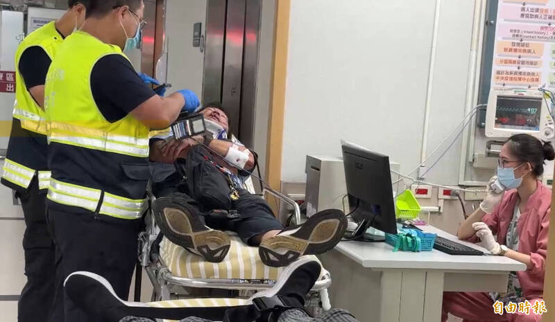 新北市万里区今天早上发生砂石车撞国光客运的重大车祸，7位伤患分送到基隆长庚医院和卫福部基隆医院。（记者卢贤秀摄）