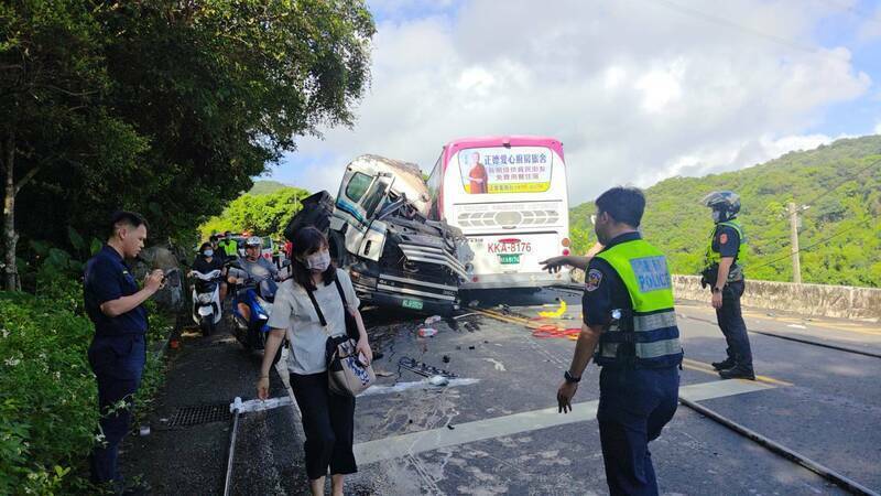 新北萬里發生砂石車與國光客運對撞事故。(記者林嘉東翻攝) 新北萬里發生砂石車與國光客運對撞事故。(記者林嘉東翻攝)
