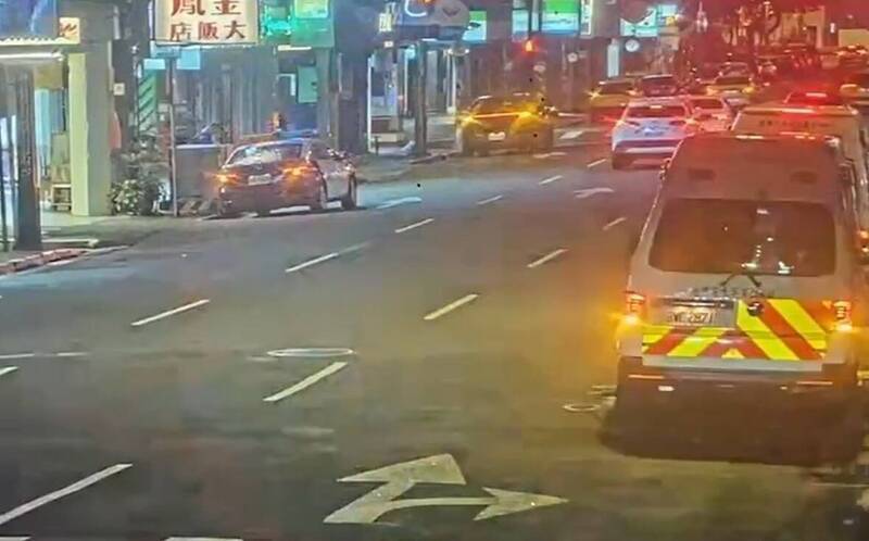 台北市西门町旅馆前天（21日）发生一起命案，黄姓及朱姓男子入住期间，疑因吸毒过量陷入昏迷，业者巡房时察觉报案，警消赶抵后，发现黄男已死亡，朱虽有气息但口吐白沫，仍在医院治疗中，图为救护人员赶到现场。（资料照）