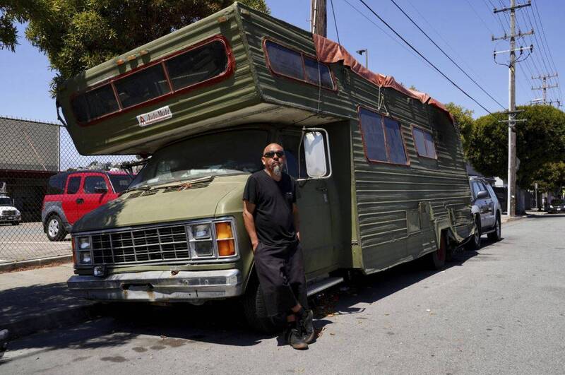 美國舊金山於22日通過1項停車新法,今後將禁止無家可歸的民眾住在停在路邊的房車。(美聯社) 美國舊金山於22日通過1項停車新法,今後將禁止無家可歸的民眾住在停在路邊的房車。(美聯社)