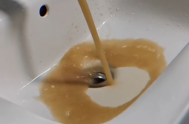 中国杭州余杭区住户用水遭到污染，流出黄色混浊并带有刺鼻臭味的液体。（图撷取自微博）