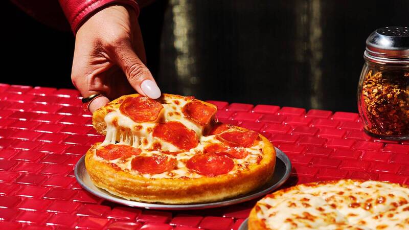 美国必胜客周二个人披萨每份只要2美元。(图撷自@pizzahut「X」帐号) 美国必胜客周二个人披萨每份只要2美元。(图撷自@pizzahut「X」帐号)