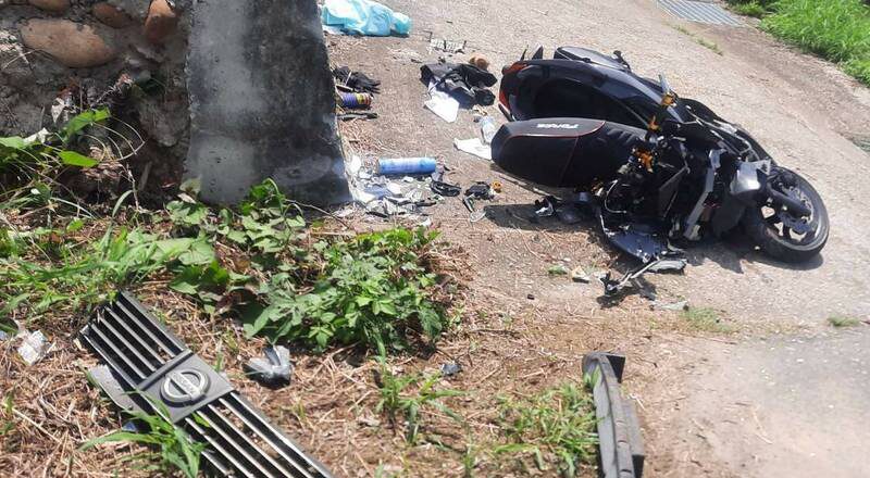 台1线通霄段车祸 机车车头几乎全毁、骑士送医