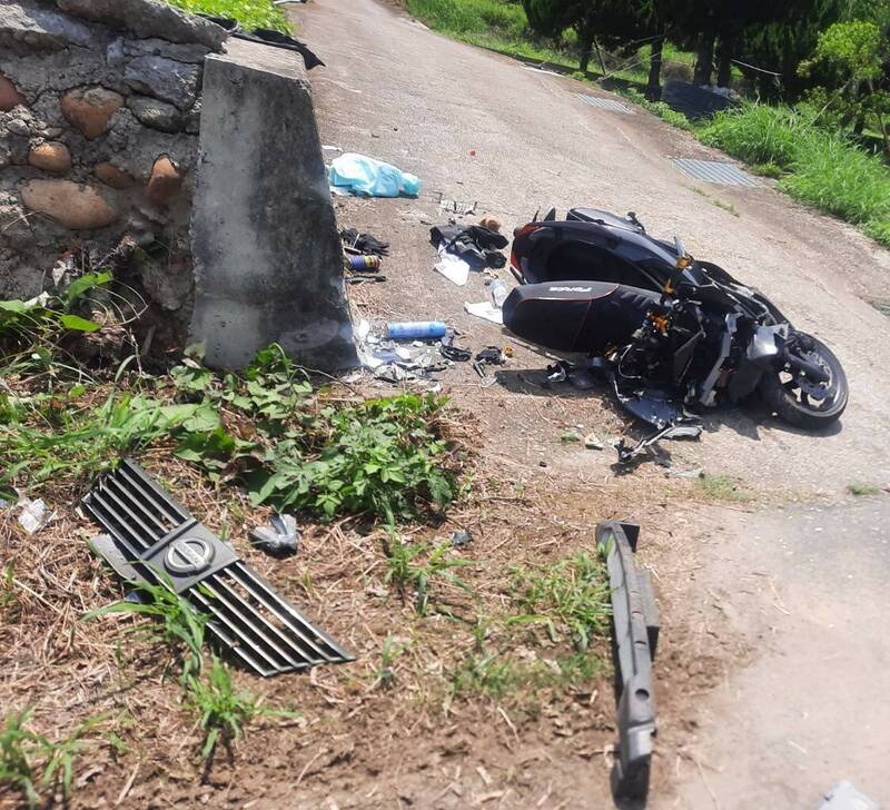 台1线通霄段车祸,机车车头几乎撞烂、骑士送医抢救。(民众提供) 台1线通霄段车祸,机车车头几乎撞烂、骑士送医抢救。(民众提供)