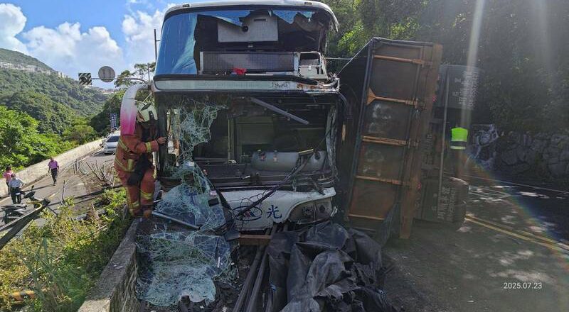 警员正好目击！砂石车撞客运1死14伤 他上班途中马上投入救援