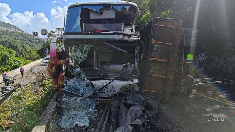 新北市萬里區中福路段上午發生砂石車與1815國光客運對撞事故,造成1死14傷。(記者林嘉東翻攝) 新北市萬里區中福路段上午發生砂石車與1815國光客運對撞事故,造成1死14傷。(記者林嘉東翻攝)