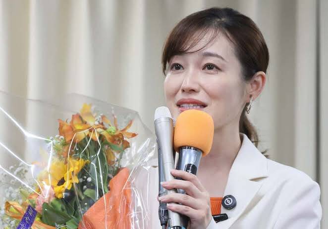 日本43岁歌手兼主播さや当选参议员，公开真实姓名为「盐入清香」。（图撷自「さや（saya）参政党 参议院议员」X帐号）