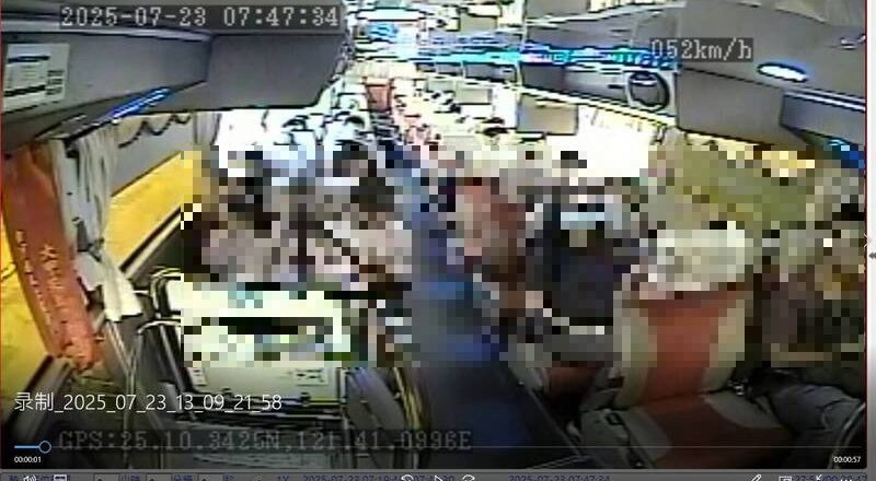 联结车疑超载失控撞国光客运 死亡乘客生前戴耳机打手游影像曝光