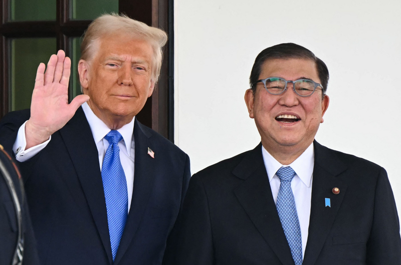 美对日课征新关税从原先的25%降至15%。图左为美国总统川普，右为日本首相石破茂。（法新社）