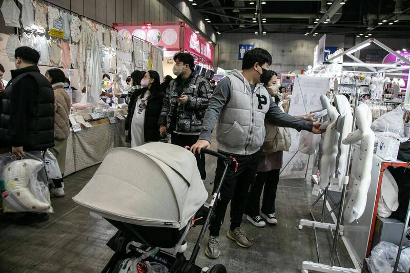 南韩民众逛母婴用品展。（彭博）