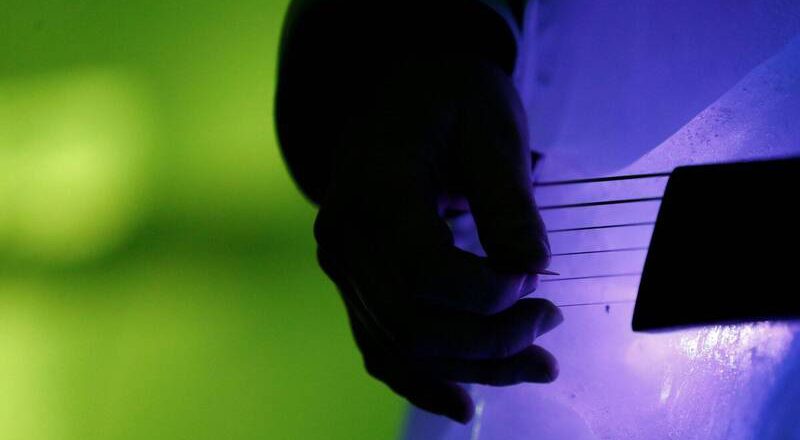 硕士男教吉他趁机猥亵不断呻吟 捏学弟大腿问「能摸吗」判7月