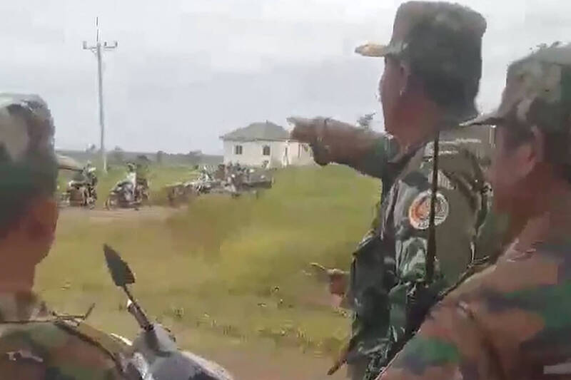 泰國今天對柬埔寨發動空襲，擊中對方兩處軍事目標。隨邊界衝突升溫，據報雙方在6個地點交火。（法新社）