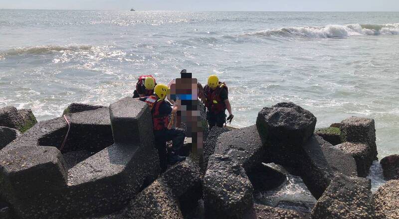 台南黄金海岸惊传3名小学生落海 2获救1失联