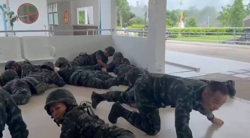 根據泰國許多粉專轉發的影片可見，駐守在當地的士兵趴在地躲避砲火，並艱難的匍匐移動。（取自臉書粉專บารมี กำไลทอง）