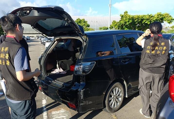 法务部行政执行署桃园分署查封黄牛载客用的车辆。(法务部提供) 法务部行政执行署桃园分署查封黄牛载客用的车辆。(法务部提供)
