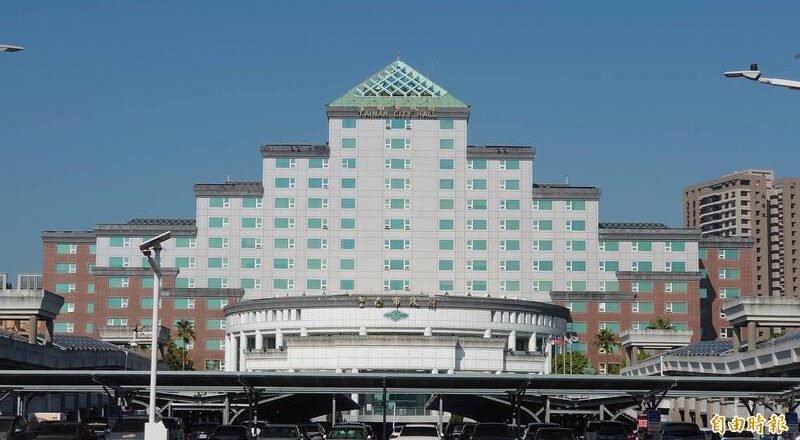 员工翘班闯小学泳池涉猥亵儿童 南市工务局祭停职处分