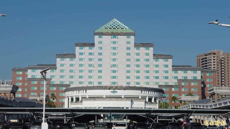 南市工務局一名員工疑涉兒少性剝削罪嫌羈押獲准。工務局表示,當天即已因案停職。(記者洪瑞琴攝) 南市工務局一名員工疑涉兒少性剝削罪嫌羈押獲准。工務局表示,當天即已因案停職。(記者洪瑞琴攝)