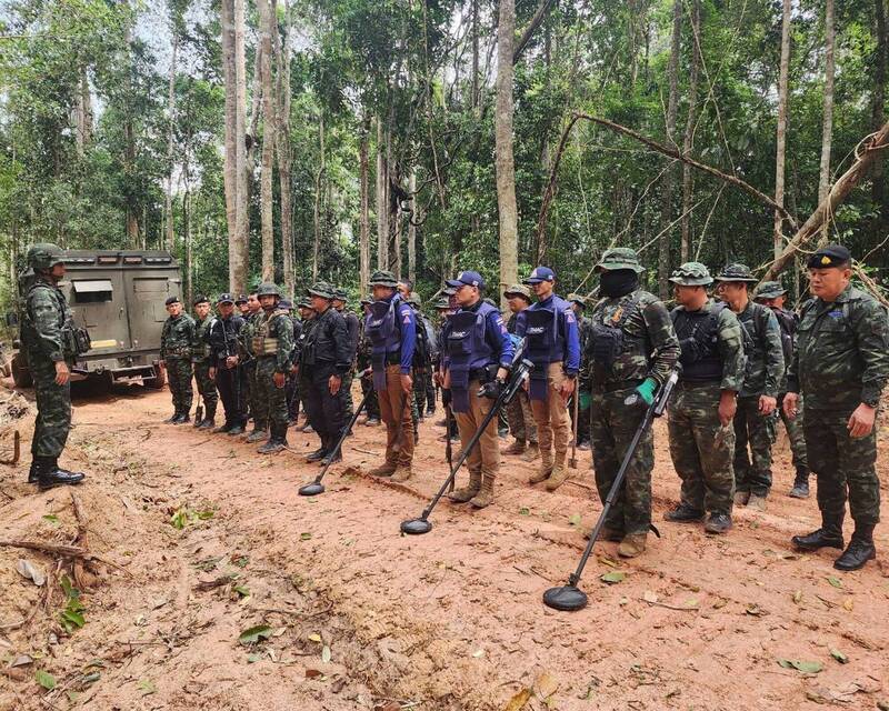 泰国士兵在与柬埔寨接壤的乌汶叻差他尼省边境地区搜索地雷。24日清晨,泰柬军队于争议区爆发武装冲突,双方互指对方先开火,紧张局势升高。(美联社) 泰国士兵在与柬埔寨接壤的乌汶叻差他尼省边境地区搜索地雷。24日清晨,泰柬军队于争议区爆发武装冲突,双方互指对方先开火,紧张局势升高。(美联社)