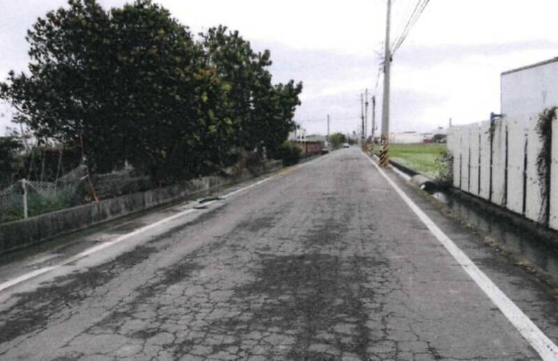 去年3月间，彰化黄男酒驾上路，在和美镇和头路256巷口撞击一对路边散步的夫妻，两人当场被撞落排水沟。（民众提供）