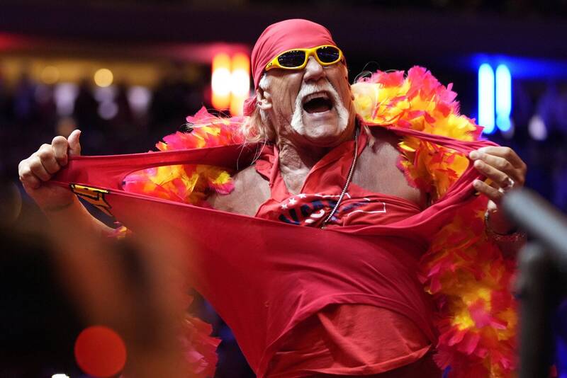 美國傳奇摔角選手霍克·霍肯（Hulk Hogan）驚傳逝世，享壽71歲。（美聯社）