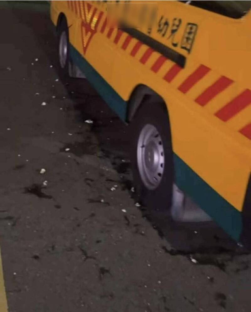 幼兒園娃娃車被丟擲雞蛋。（圖由陳光軒提供）