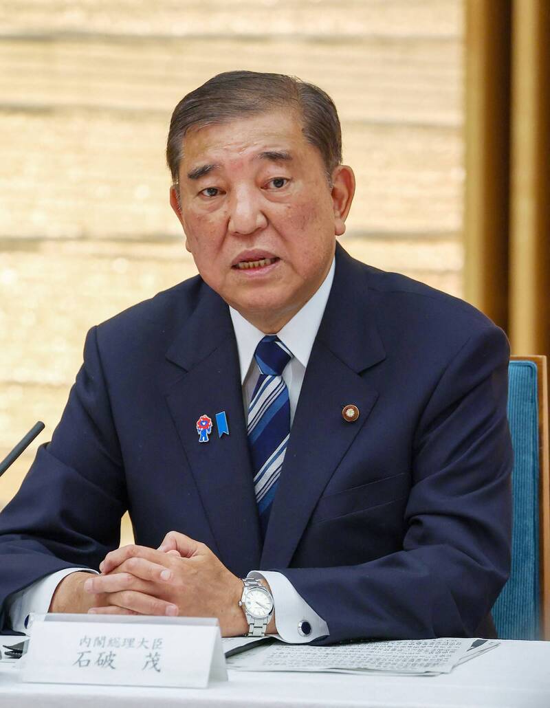 日本首相石破茂因為參院選舉大敗遭黨內逼宮，卻激起了過去反安倍的左派勢力集結力挺石破留任。（法新社）