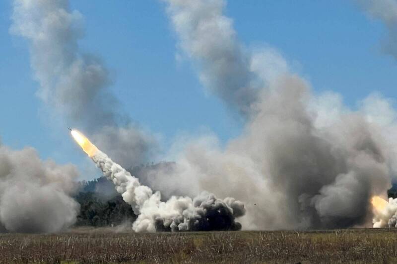 今年的「護身軍刀」演習期間，澳洲、美國和新加坡在澳洲昆士蘭州舉行的演練中試射海馬士多管火箭系統（HIMARS）。（路透）