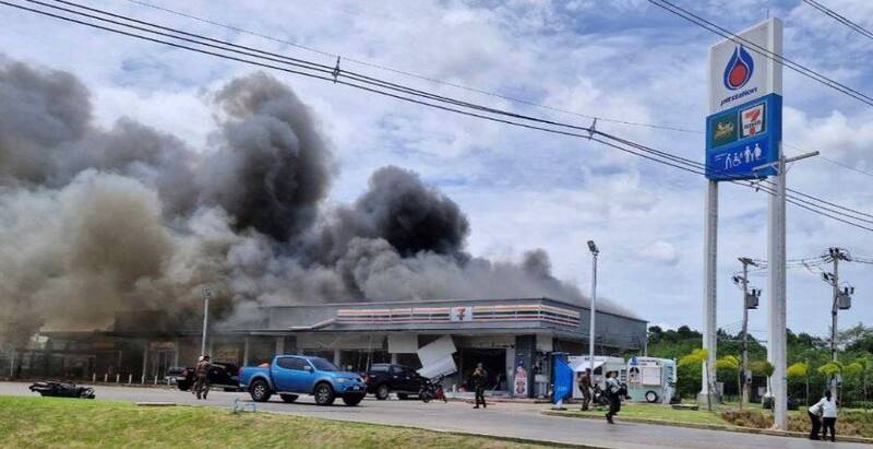 柬军砲弹直击加油站便利商店,现场瞬间火海浓烟窜天。(图翻摄自X@ThaiEnquirer) 柬军砲弹直击加油站便利商店,现场瞬间火海浓烟窜天。(图翻摄自X@ThaiEnquirer)