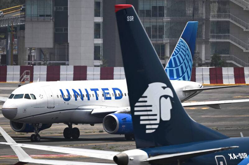 美國聯合航空公司（United Airlines）24日晚間因總部傳出火災警報後，緊急下令全美主線航班全面停飛，不過聯合航空強調，停飛時間短暫，已於稍後全面恢復營運。示意圖，圖與新聞事件無關。（法新社）